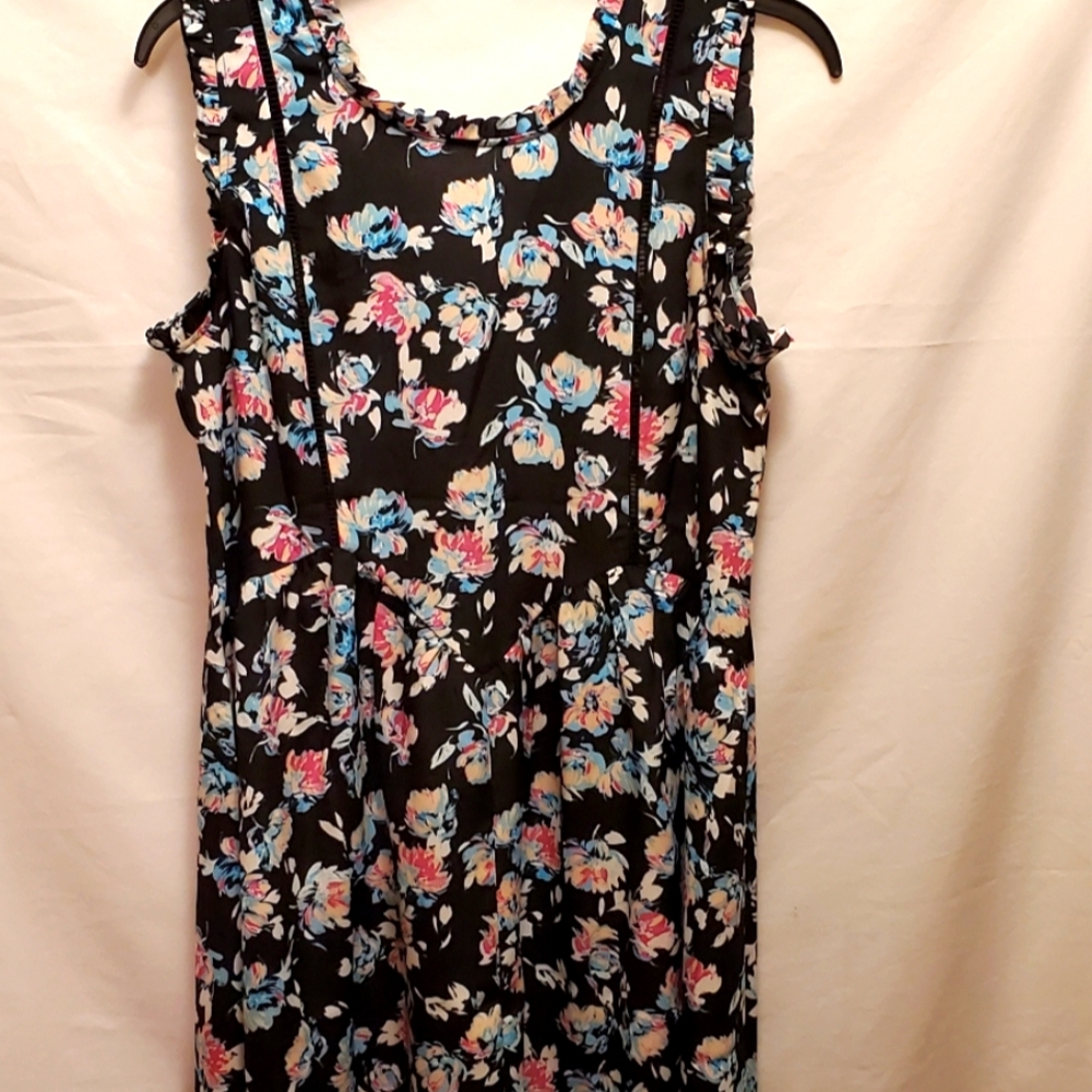 OLIVE & OAK SUMMER MINI DRESS.  SIZE SMALL, BLACK WITH BLUE FLORAL PATTERN.